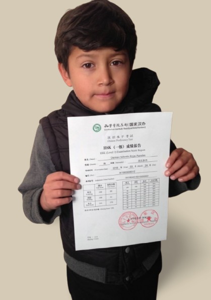 Estudiante de Wiser Center celebrando su certificación HSK