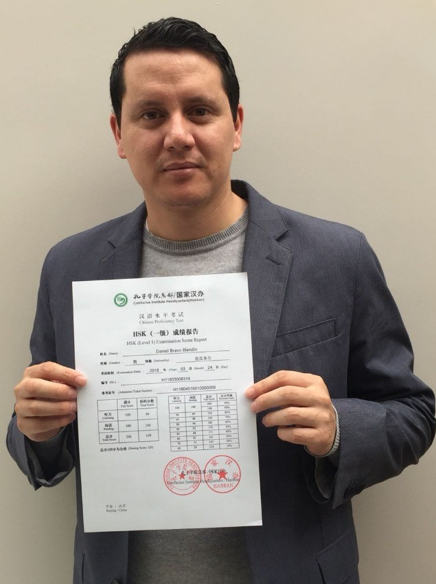 Estudiante mostrando su certificado HSK