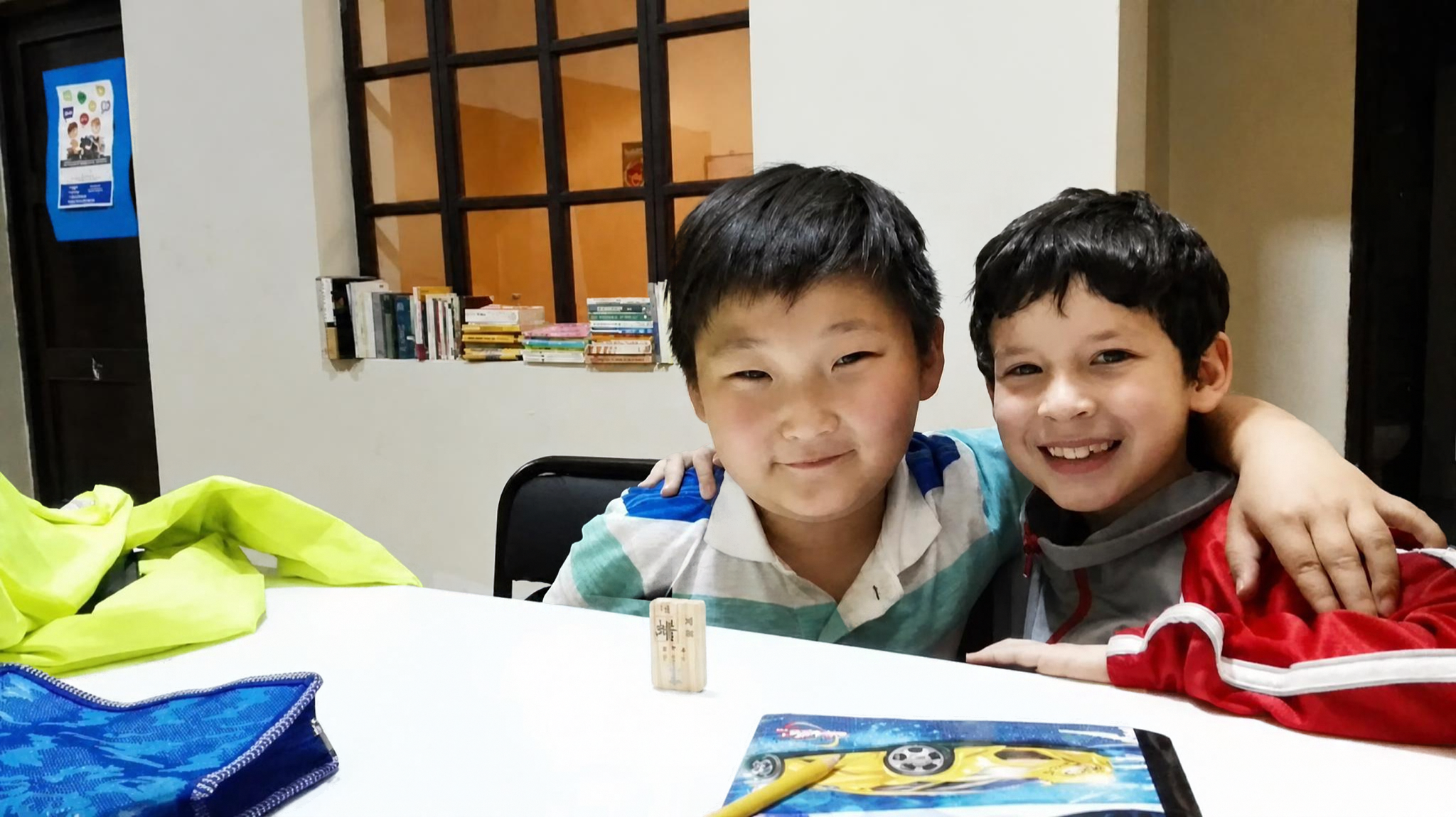 Niños participando en actividades de chino en Wiser Center